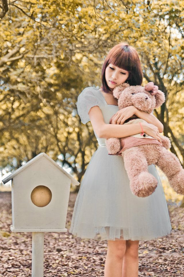 Trong bộ váy trắng tinh khôi, nhẹ nhàng Quế Minh như nàng công chúa ngỏ đáng yêu lạc vào khu rừng cổ tích đầy lãng mạn, mơ mộng và duyên dáng với vòng hoa đội đầu cô dâu nhẹ nhàng, quyến rũ. <<HOA KHÔI CÁC TRƯỜNG ĐẠI HỌC <<NGÔI SAO HỌC ĐƯỜNG Trong bộ váy trắng tinh khôi, nhẹ nhàng Quế Minh như nàng công chúa ngỏ đáng yêu lạc vào khu rừng cổ tích đầy lãng mạn, mơ mộng và duyên dáng với vòng hoa đội đầu cô dâu nhẹ nhàng, quyến rũ. <<HOA KHÔI CÁC TRƯỜNG ĐẠI HỌC <<NGÔI SAO HỌC ĐƯỜNG