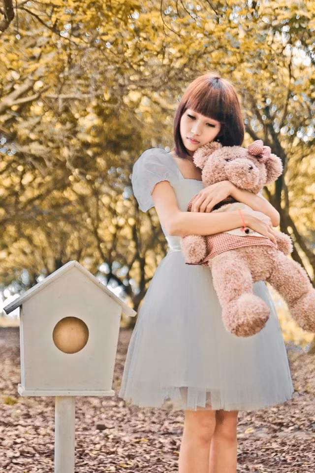 Trong bộ váy trắng tinh khôi, nhẹ nhàng Quế Minh như nàng công chúa ngỏ đáng yêu lạc vào khu rừng cổ tích đầy lãng mạn, mơ mộng và duyên dáng với vòng hoa đội đầu cô dâu nhẹ nhàng, quyến rũ. <<HOA KHÔI CÁC TRƯỜNG ĐẠI HỌC <<NGÔI SAO HỌC ĐƯỜNG