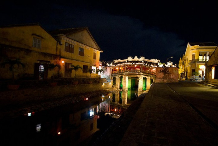 Chùa Cầu có dáng hình chữ Công, mặt cầu bằng ván gỗ cong ở giữa, bắt qua con lạch thông ra sông Hoài. Cầu có mái che uốn cong mềm và được chạm trổ nhiều hoạ tiết tinh xảo Chùa Cầu có dáng hình chữ Công, mặt cầu bằng ván gỗ cong ở giữa, bắt qua con lạch thông ra sông Hoài. Cầu có mái che uốn cong mềm và được chạm trổ nhiều hoạ tiết tinh xảo