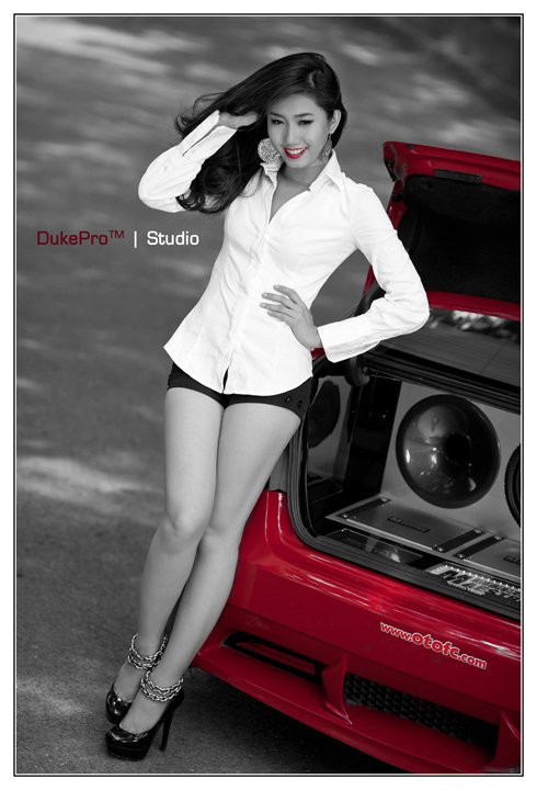 Á hoàng trang sức tự tin khoe dáng ngọc bên chiếc xe đắt giá này Á hoàng trang sức tự tin khoe dáng ngọc bên chiếc xe đắt giá này