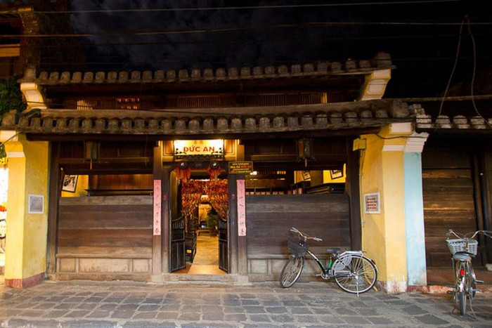 Bên trong Chùa Cầu Bên trong Chùa Cầu