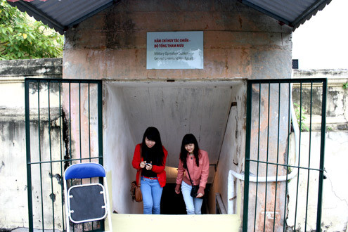 Khách tham quan nhân dịp kỷ niệm 40 năm chiến thắng “Hà Nội - Điện Biên Phủ trên không”. Khách tham quan nhân dịp kỷ niệm 40 năm chiến thắng “Hà Nội - Điện Biên Phủ trên không”.