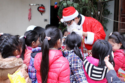 Chuyện "dở khóc dở cười" của "ông già Noel" Việt ảnh 6 Chuyện "dở khóc dở cười" của "ông già Noel" Việt ảnh 6