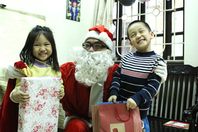 Cười rạng rỡ khi được ông già Noel đến tận nhà trò chuyện và tặng quà. Cười rạng rỡ khi được ông già Noel đến tận nhà trò chuyện và tặng quà.
