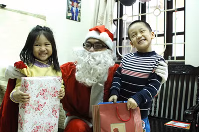 Cười rạng rỡ khi được ông già Noel đến tận nhà trò chuyện và tặng quà.
