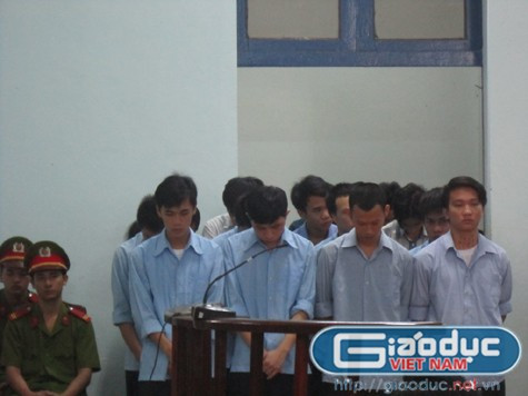 Băng nhóm do Lê Xuân Khánh cầm đầu nghe tòa nghị tội. Băng nhóm do Lê Xuân Khánh cầm đầu nghe tòa nghị tội.