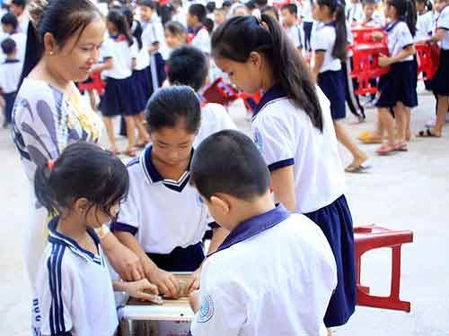 Học sinh Trường Tiểu học Trung Lập Thượng quyên góp tiền ủng hộ cho em ThẩmB Học sinh Trường Tiểu học Trung Lập Thượng quyên góp tiền ủng hộ cho em ThẩmB