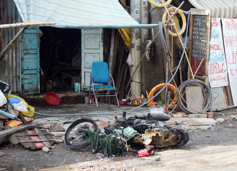 Chiếc xe máy phía trước nhà phát nổ, bốc cháy lan sang căn nhà. Ảnh: An Nhơn Chiếc xe máy phía trước nhà phát nổ, bốc cháy lan sang căn nhà. Ảnh: An Nhơn