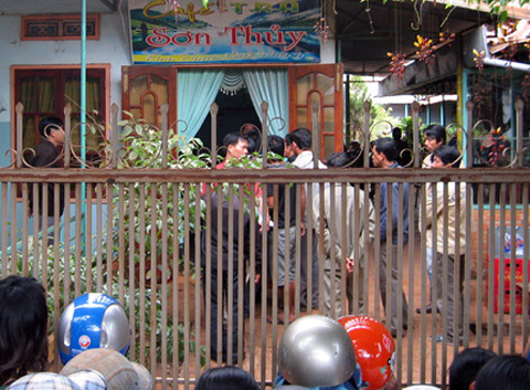 Công an đang khám nghiệm hiện trường vụ án mạng tại quán cà phê Sơn Thuỷ. Ảnh: T.P Công an đang khám nghiệm hiện trường vụ án mạng tại quán cà phê Sơn Thuỷ. Ảnh: T.P