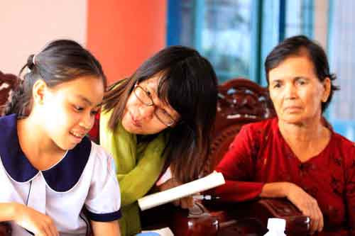 Em Thẩm và bà ngoại trao đổi với phóng viên Em Thẩm và bà ngoại trao đổi với phóng viên