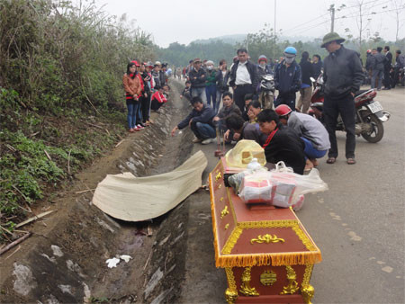Người thân lo hậu sự cho nạn nhân Người thân lo hậu sự cho nạn nhân