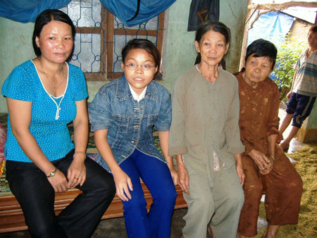 Cô bé Xuyến và những người thân hiện tại của mình