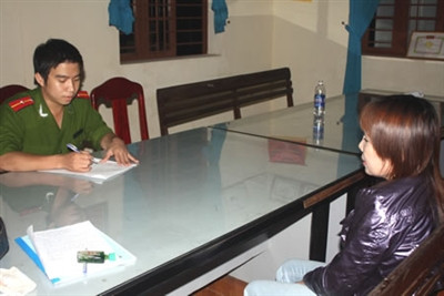 Bắt quả tang một vụ “mát gần” cho khách tại tiệm hớt tóc và lực lượng CA lập biên bản xử lý đối tượng hành nghề mại dâm. Bắt quả tang một vụ “mát gần” cho khách tại tiệm hớt tóc và lực lượng CA lập biên bản xử lý đối tượng hành nghề mại dâm.