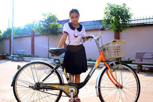 Em Thẩm đã có xe đạp để đến trường Em Thẩm đã có xe đạp để đến trường