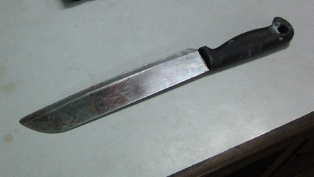 Con dao của đối tượng Huy dùng để sát hại nạn nhân Con dao của đối tượng Huy dùng để sát hại nạn nhân