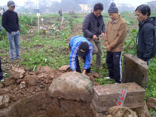 Một gia đình đang bức xúc trước ngôi mộ người thân bị đào trộm Một gia đình đang bức xúc trước ngôi mộ người thân bị đào trộm
