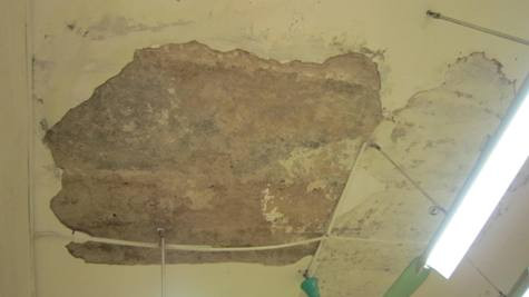 Khu vực trần nhà có mảng vữa bị bong và rơi xuống đầu nữ sinh Vân Ly Khu vực trần nhà có mảng vữa bị bong và rơi xuống đầu nữ sinh Vân Ly