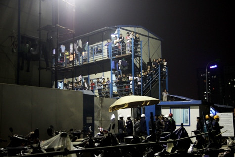 Công nhân xây dựng tại hiện trường Công nhân xây dựng tại hiện trường