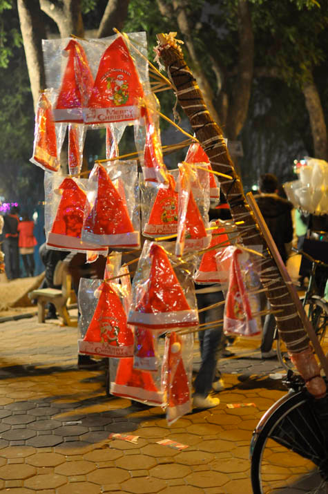 Theo chân sinh viên Hà Nội làm thêm đêm Noel ảnh 9 Theo chân sinh viên Hà Nội làm thêm đêm Noel ảnh 9