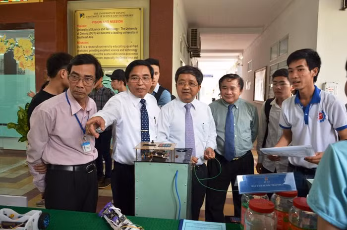 Mức lương thấp, chế độ đãi ngộ chưa cao khiến nhiều trường đại học khó "hút" nhân tài về đầu quân.