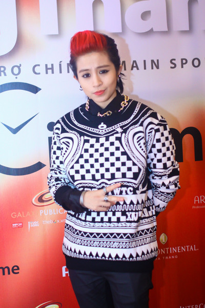 Gil Lê và Chi Pu thường chọn tông màu giống nhau cho trang phục, cũng như phong cách trang điểm. Điều đó khó tránh khỏi việc bị xì xầm bàn tán về việc cặp bồ. Gil Lê và Chi Pu thường chọn tông màu giống nhau cho trang phục, cũng như phong cách trang điểm. Điều đó khó tránh khỏi việc bị xì xầm bàn tán về việc cặp bồ.