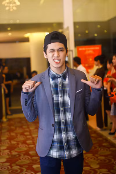 Tách khỏi nhóm 365, Troine thường xuyên xuất hiện một mình tại các sự kiện. Anh chàng tạo dáng cực nhí nhảnh trước ống kính.