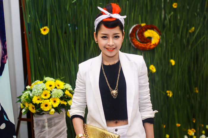Sau khi chia tay Cường Seven, Chi Pu thường xuất hiện cùng tomboy Gil Lê trong nhiều hoạt động cũng như các sự kiện lớn nhỏ, bỏ ngoài tai tin đồn đồng tính. Sau khi chia tay Cường Seven, Chi Pu thường xuất hiện cùng tomboy Gil Lê trong nhiều hoạt động cũng như các sự kiện lớn nhỏ, bỏ ngoài tai tin đồn đồng tính.