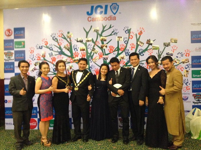 Ông cho biết: "Trong thời gian tới, tôi sẽ nuôi nguyên vọng tham gia ứng cử làm đại sứ du lịch vì tôi mong muốn thực hiện được thật tốt việc quảng bá, tuyên truyền cho du lịch Việt Nam thông qua các hoạt động của mình về nghệ thuật, kinh doanh,... Tôi đã từng tham dự các hoạt động doanh nhân và giao lưu với nhiều nước trên thế giới. Ở bất kì đâu, khi tôi đến và mặc chiếc áo dài, họ đều tấm tắc khen ngợi và mong muốn tìm hiểu rõ hơn về đất nước và văn hoá Việt Nam". Ông cho biết: "Trong thời gian tới, tôi sẽ nuôi nguyên vọng tham gia ứng cử làm đại sứ du lịch vì tôi mong muốn thực hiện được thật tốt việc quảng bá, tuyên truyền cho du lịch Việt Nam thông qua các hoạt động của mình về nghệ thuật, kinh doanh,... Tôi đã từng tham dự các hoạt động doanh nhân và giao lưu với nhiều nước trên thế giới. Ở bất kì đâu, khi tôi đến và mặc chiếc áo dài, họ đều tấm tắc khen ngợi và mong muốn tìm hiểu rõ hơn về đất nước và văn hoá Việt Nam".