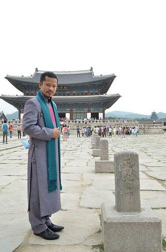 Mỗi khi doanh nhân Hùng Cửu Long xuất hiện tại bất kì đâu, mọi người đều thấy ông trong tà áo dài Việt. Mỗi khi doanh nhân Hùng Cửu Long xuất hiện tại bất kì đâu, mọi người đều thấy ông trong tà áo dài Việt.