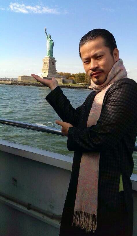 Không chỉ gây chú ý với tà áo dài, Hùng Cửu Long còn được biết đến với hình ảnh một doanh nhân thành công đi lên từ bàn tay trắng. Hùng Cửu Long khởi nghiệp với công việc của một phu đào đá sapphire ở Di Linh. Ông một thân một mình lên Sài Gòn, đi xin việc không ai nhận. Người bạn cũ đã giới thiệu Lê Đình Hùng vào làm thợ cho một công ty vàng bạc đá quý. Ông từng chia sẻ: “Tôi lớn lên ở vùng quê nghèo khổ, thuộc thành phần bất hảo, vì bất hảo mới có cá tính, dám bỏ quê của mình để vào miền Nam làm ăn. Khi ấy, tôi đi như một dạng cầu may thôi”. Không chỉ gây chú ý với tà áo dài, Hùng Cửu Long còn được biết đến với hình ảnh một doanh nhân thành công đi lên từ bàn tay trắng. Hùng Cửu Long khởi nghiệp với công việc của một phu đào đá sapphire ở Di Linh. Ông một thân một mình lên Sài Gòn, đi xin việc không ai nhận. Người bạn cũ đã giới thiệu Lê Đình Hùng vào làm thợ cho một công ty vàng bạc đá quý. Ông từng chia sẻ: “Tôi lớn lên ở vùng quê nghèo khổ, thuộc thành phần bất hảo, vì bất hảo mới có cá tính, dám bỏ quê của mình để vào miền Nam làm ăn. Khi ấy, tôi đi như một dạng cầu may thôi”.