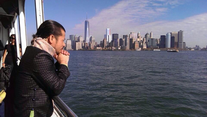 Hùng Cửu Long bắt dầu mặc áo dài từ năm 2007, cho đến nay tủ đồ của ông đã lên đến con số gần 200 chiếc áo dài. Lấy ý tưởng từ sở thích mặc quốc phục để thể hiện tình yêu nước và niềm tự hào dân tộc, Hùng Cửu Long luôn khoác trên mình trang phục áo dài đi khắp các nước và tham dự các hội nghị mang tầm quốc tế. Hùng Cửu Long bắt dầu mặc áo dài từ năm 2007, cho đến nay tủ đồ của ông đã lên đến con số gần 200 chiếc áo dài. Lấy ý tưởng từ sở thích mặc quốc phục để thể hiện tình yêu nước và niềm tự hào dân tộc, Hùng Cửu Long luôn khoác trên mình trang phục áo dài đi khắp các nước và tham dự các hội nghị mang tầm quốc tế.