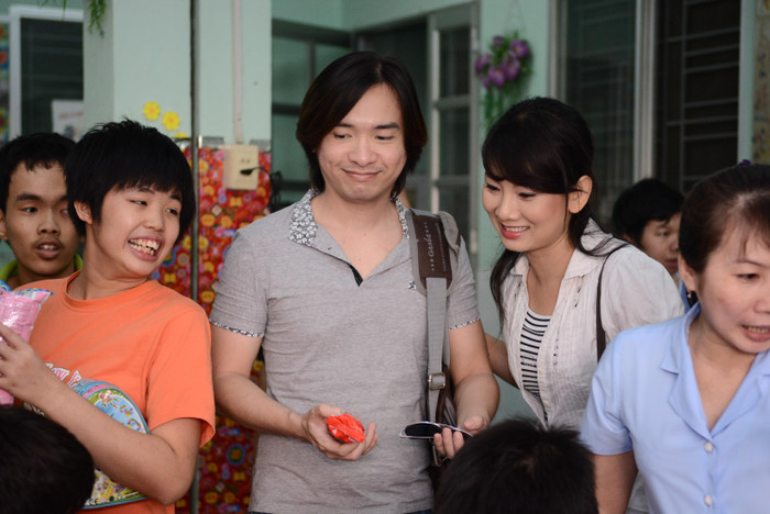 Ca sĩ Việt Quang bất ngờ xuất hiện trong chuyến từ thiện vào ngày hôm qua. Trông anh có vẻ khá tiều tụy và khác hẳn lần xuất hiện vào tháng 06/2013.