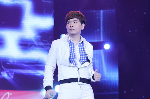 Tháng 6/2013, Việt Quang từng tái xuất trong một đêm nhạc tại TP.HCM. Tại thời điểm này, ngoại hình của Việt Quang có vẻ tròn trịa hơn sau 7 năm 'mất tích' tuy nhiên, giọng hát 'không ra hơi' trong đêm nhạc, khiến khán giả không nhận ra giọng ca của Tình ơi ngày nào.