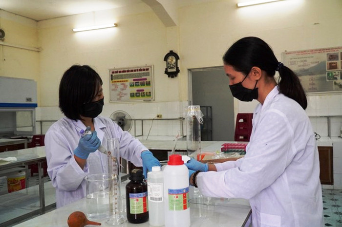Giảng viên Trường Bách khoa điều chế nước sát khuẩn giúp sinh viên chống Corona Giảng viên Trường Bách khoa điều chế nước sát khuẩn giúp sinh viên chống Corona