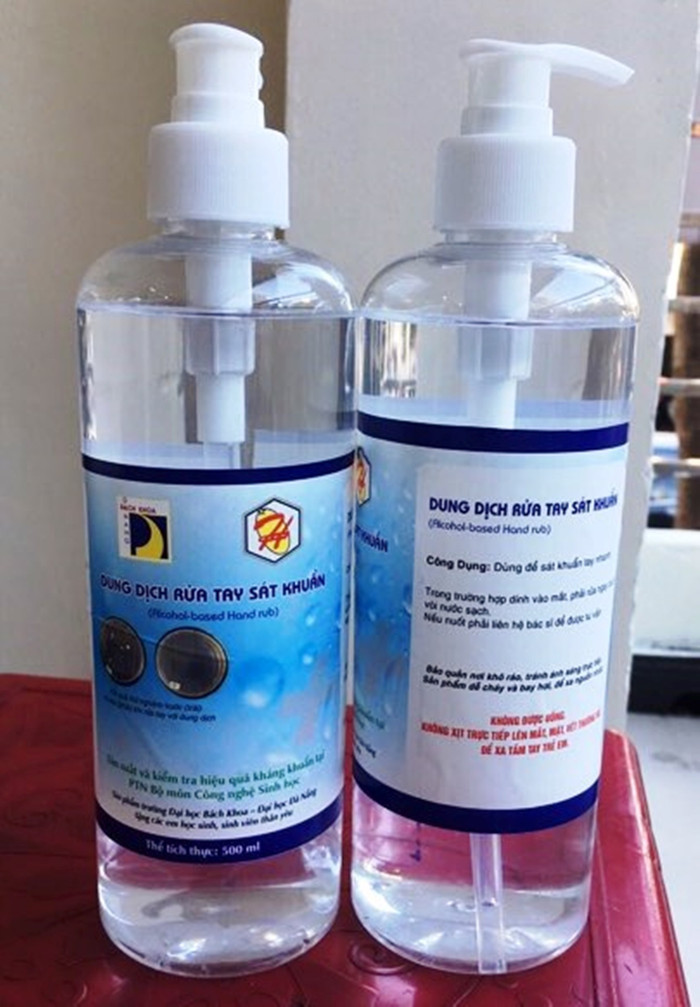 Sản phẩm sát khuẩn theo tiêu chuẩn và khuyến cáo của WHO do Trường Đại học Bách khoa Đà Nẵng điều chế. Ảnh: AN