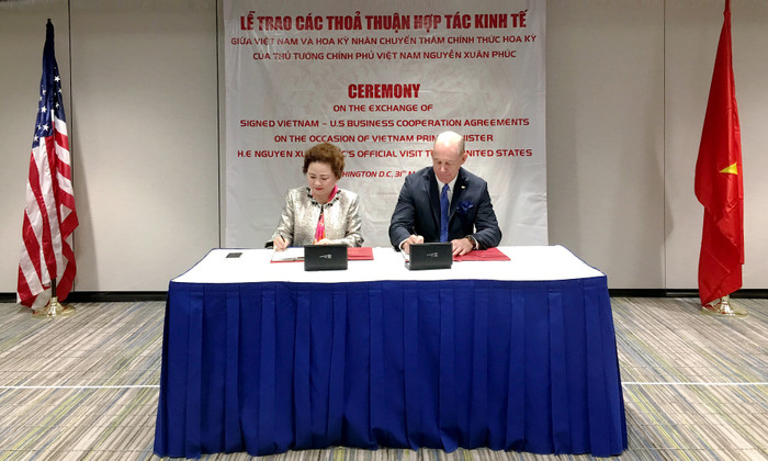 Chủ tịch tập đoàn BRG, Madame Nguyễn Thị Nga và lãnh đạo Tập đoàn Nicklaus, nhà thiết kế sân golf số 1 thế giới ký kết thỏa thuận hợp tác thiết kế, và phát triển các sân golf mới tại Việt Nam. Chủ tịch tập đoàn BRG, Madame Nguyễn Thị Nga và lãnh đạo Tập đoàn Nicklaus, nhà thiết kế sân golf số 1 thế giới ký kết thỏa thuận hợp tác thiết kế, và phát triển các sân golf mới tại Việt Nam.