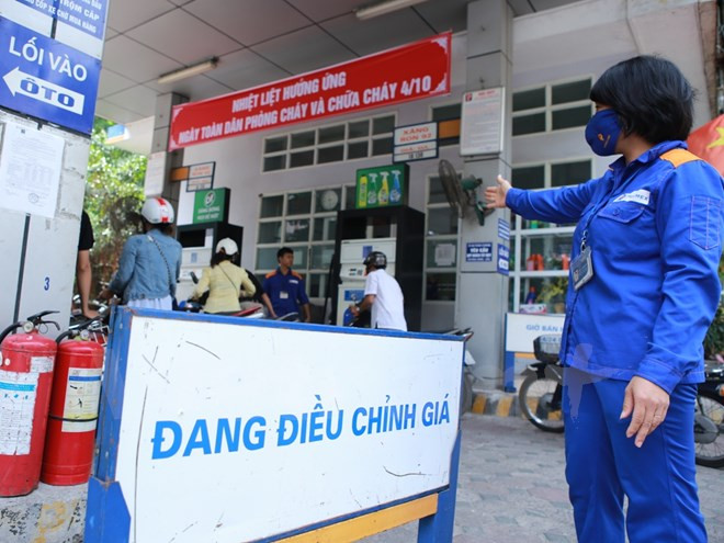 Theo ông Trần Xuân Hà - Thứ trưởng Bộ Tài chính cho rằng, việc tăng thuế bảo vệ môi trường cũng là để góp phần cho việc quản lý xăng dầu và hạn chế tình trạng buôn lậu qua biên giới - ảnh minh họa/TTXVN. Theo ông Trần Xuân Hà - Thứ trưởng Bộ Tài chính cho rằng, việc tăng thuế bảo vệ môi trường cũng là để góp phần cho việc quản lý xăng dầu và hạn chế tình trạng buôn lậu qua biên giới - ảnh minh họa/TTXVN.