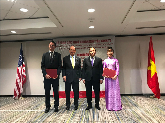 Thủ tướng Nguyễn Xuân Phúc và Bộ trưởng Thương mại Mỹ Wilbur L. Ross chụp ảnh cùng hai doanh nghiệp - ảnh nguồn Vietjet. Thủ tướng Nguyễn Xuân Phúc và Bộ trưởng Thương mại Mỹ Wilbur L. Ross chụp ảnh cùng hai doanh nghiệp - ảnh nguồn Vietjet.