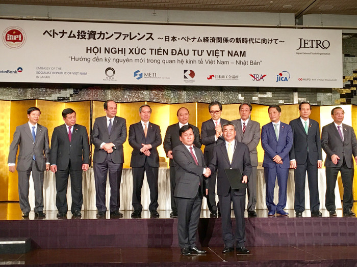 Phó tổng Giám đốc Vietjet Đinh Việt Phương và ông Naoki Sato, Giám đốc Điều hành MUL trao văn bản ký kết thoả thuận cung cấp tài chính cho 3 tàu bay A321 mới của Vietjet với sự chứng kiến của Thủ tướng Việt Nam Nguyễn Xuân Phúc Phó tổng Giám đốc Vietjet Đinh Việt Phương và ông Naoki Sato, Giám đốc Điều hành MUL trao văn bản ký kết thoả thuận cung cấp tài chính cho 3 tàu bay A321 mới của Vietjet với sự chứng kiến của Thủ tướng Việt Nam Nguyễn Xuân Phúc