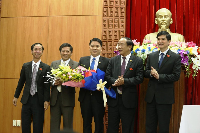 Ông Trần Văn Tân (cầm hoa) được bầu làm Phó Chủ tịch Ủy ban nhân dân tỉnh Quảng Nam. Ảnh: HA Ông Trần Văn Tân (cầm hoa) được bầu làm Phó Chủ tịch Ủy ban nhân dân tỉnh Quảng Nam. Ảnh: HA