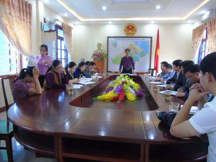 Cơ quan chức năng huyện Lệ Thủy họp xử lý vụ việc cô giáo tát học sinh chấn động sọ não. Ảnh: NP