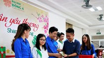 Tặng vé xe cho sinh viên khó khăn về quê đón tết. Ảnh: AN Tặng vé xe cho sinh viên khó khăn về quê đón tết. Ảnh: AN