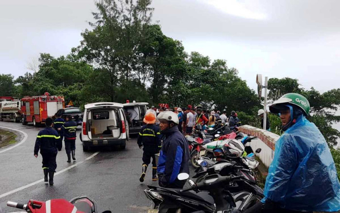 Xe khách chở sinh viên và giáo viên gặp nạn ở đèo Hải Vân. Xe khách chở sinh viên và giáo viên gặp nạn ở đèo Hải Vân.