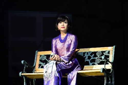 Cả chương trình được kết nối liền mạch với qua qua cách dẫn chuyện của nghệ sĩ Minh Trang và nhà thơ Đỗ Trung Quân. Cả chương trình được kết nối liền mạch với qua qua cách dẫn chuyện của nghệ sĩ Minh Trang và nhà thơ Đỗ Trung Quân.