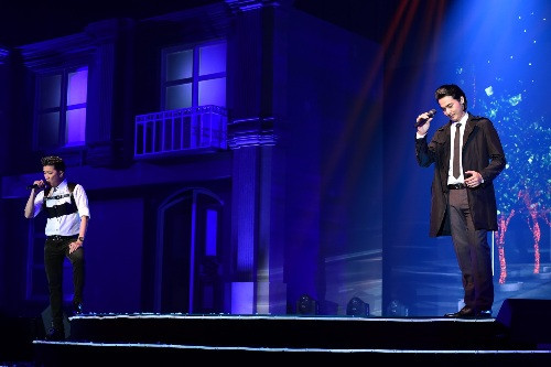 Vẻ ngoài lãng tử cộng thêm chất giọng trầm ấm giúp Quách Ngọc Ngoan dễ dàng chinh phục những khán giả khó tính nhất. Vẻ ngoài lãng tử cộng thêm chất giọng trầm ấm giúp Quách Ngọc Ngoan dễ dàng chinh phục những khán giả khó tính nhất.