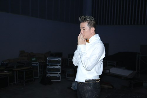 Mr Đàm cầu nguyện trước lúc bước ra sân khấu. Mr Đàm cầu nguyện trước lúc bước ra sân khấu.