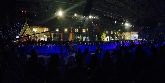 Toàn cảnh sân khấu dài 55m được thiết kế như một con phố thu nhỏ. Toàn cảnh sân khấu dài 55m được thiết kế như một con phố thu nhỏ.