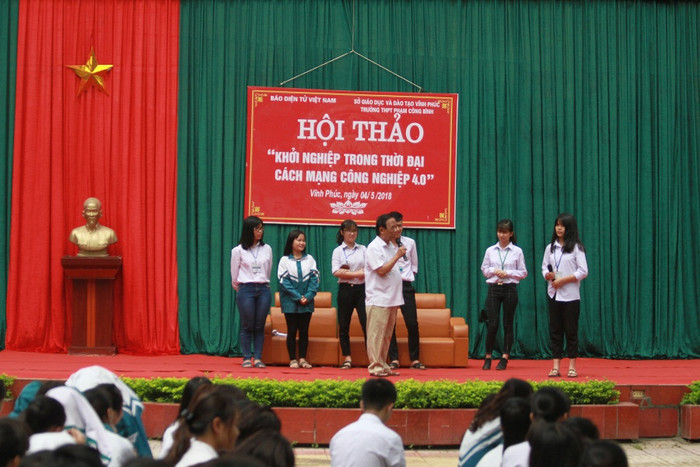 Giáo sư Nguyễn Lân Dũng giao lưu với học sinh Trường Trung học Phổ Thông Phạm Công Bình (ảnh Trinh Phúc). Giáo sư Nguyễn Lân Dũng giao lưu với học sinh Trường Trung học Phổ Thông Phạm Công Bình (ảnh Trinh Phúc).