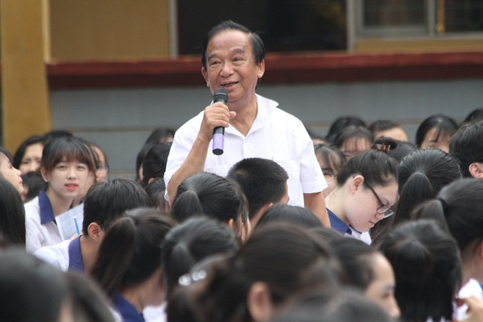Giáo sư Nguyễn Lân Dũng động viên các cháu học sinh chăm học ngoại ngữ và tin học để trở thành công dân toàn cầu, thành người tự do trong thời đại cách mạng công nghiệp 4.0 (ảnh Trinh Phúc). Giáo sư Nguyễn Lân Dũng động viên các cháu học sinh chăm học ngoại ngữ và tin học để trở thành công dân toàn cầu, thành người tự do trong thời đại cách mạng công nghiệp 4.0 (ảnh Trinh Phúc).