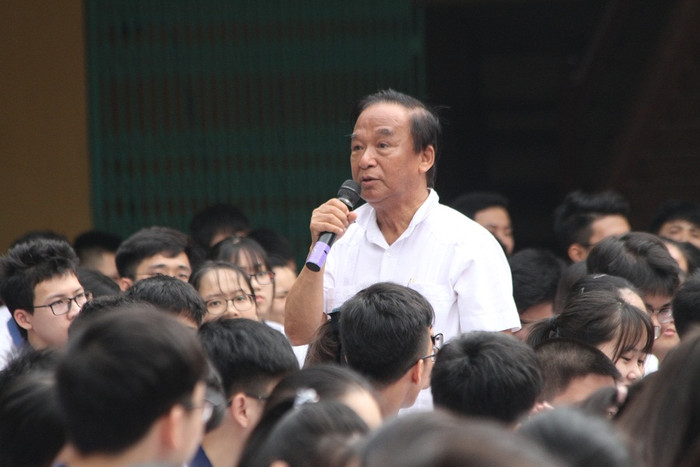 Những câu chuyện kể của Giáo sư Nguyễn Lân Dũng về tấm gương vượt khó làm giàu đã truyền tải thông điệp "có chí thì nên" đến các cháu học sinh trường chuyên Vĩnh Phúc (ảnh Trinh Phúc). Những câu chuyện kể của Giáo sư Nguyễn Lân Dũng về tấm gương vượt khó làm giàu đã truyền tải thông điệp "có chí thì nên" đến các cháu học sinh trường chuyên Vĩnh Phúc (ảnh Trinh Phúc).